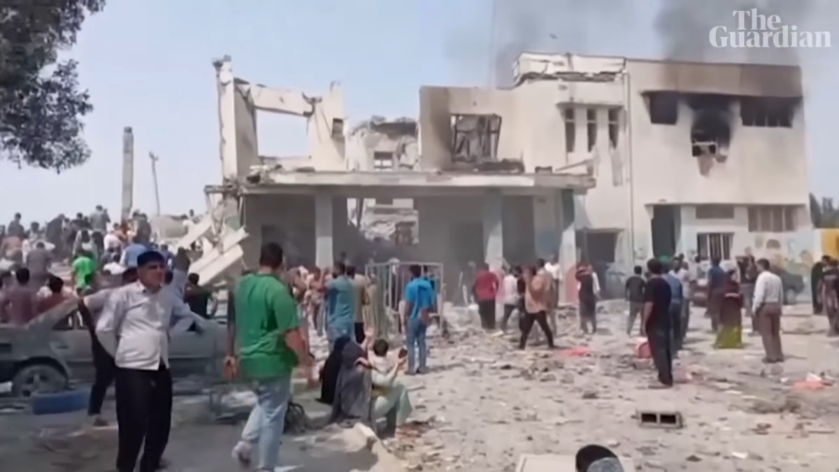 이란 남부 호르모즈간주 미나브 지역의 한 초등학교에서 발생한 폭격 피해 자료사진. / 유튜브 'Guardian News'