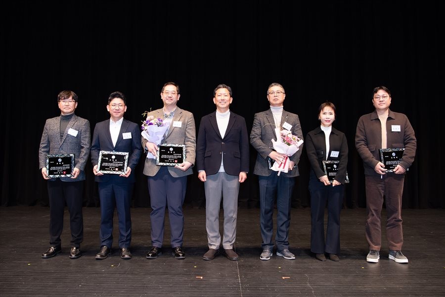 지난 3일 구미문화예술회관 대공연장에서 김장호 구미시장(가운데)과 성실납세 표창을 수여받은 유공자들과 법인 관계자들이 기념촬영을 하고 있다. / 구미시 제공