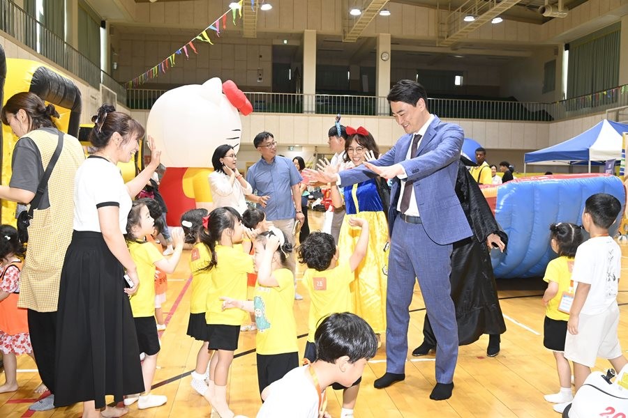 대구 달성군이 10년 연속 전국 군 단위 출생아수 1위를 달성했다. 사진은 최재훈 대구 달성군수가 2025 달성군 어린이집 영어 썸머 페스티벌 행사에서 어린이들과 소통하는 모습 / 대구 달성군 제공