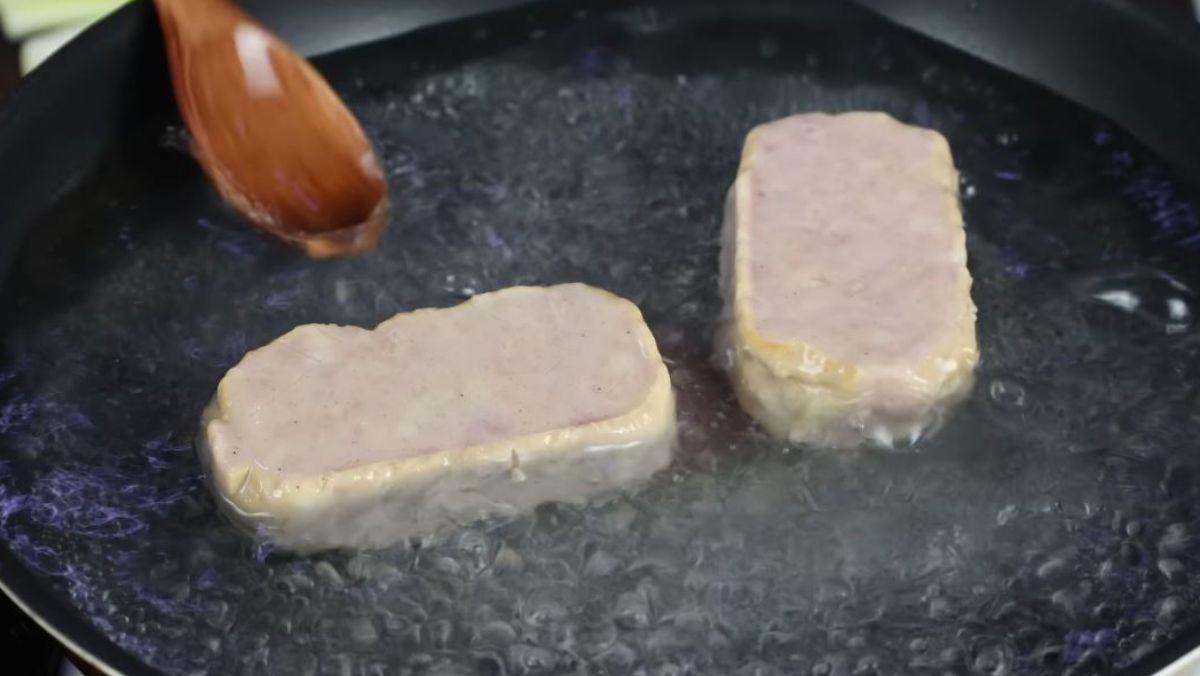 통조림 햄을 데치는 모습. / 유튜브 '요리왕비룡 Korean Food Cooking'