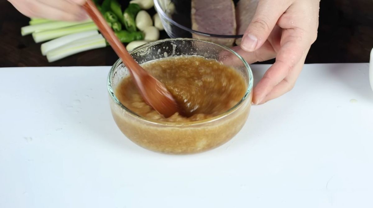 통조림 햄을 데치는 모습. / 유튜브 '요리왕비룡 Korean Food Cooking'