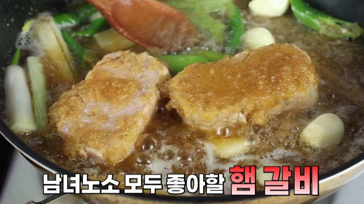 통조림 햄을 데치는 모습. / 유튜브 '요리왕비룡 Korean Food Cooking'