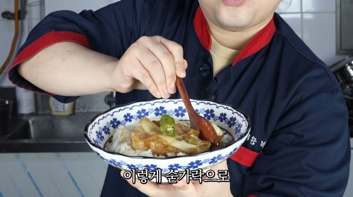 통조림 햄을 데치는 모습. / 유튜브 '요리왕비룡 Korean Food Cooking'