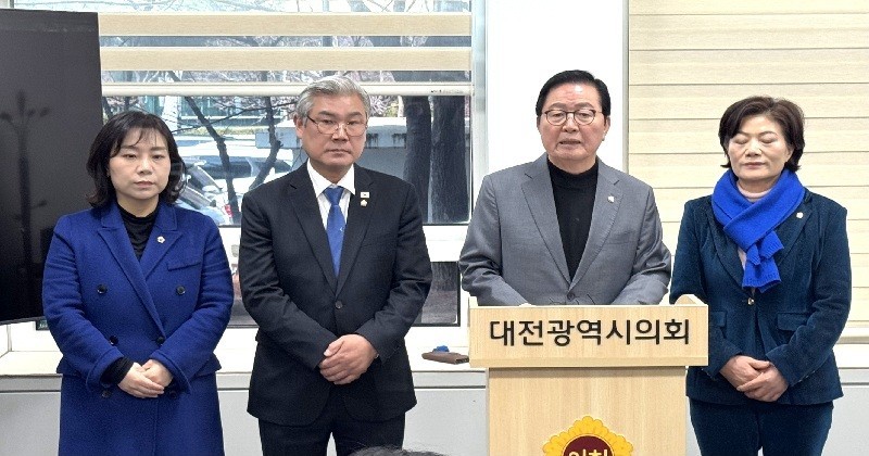 4일 더불어민주당 장종태 의원(오른쪽에서 두번째)이 대전·충남 행정통합 무산 위기와 관련해 기자회견을 하고 있다./사진=김지연 기자