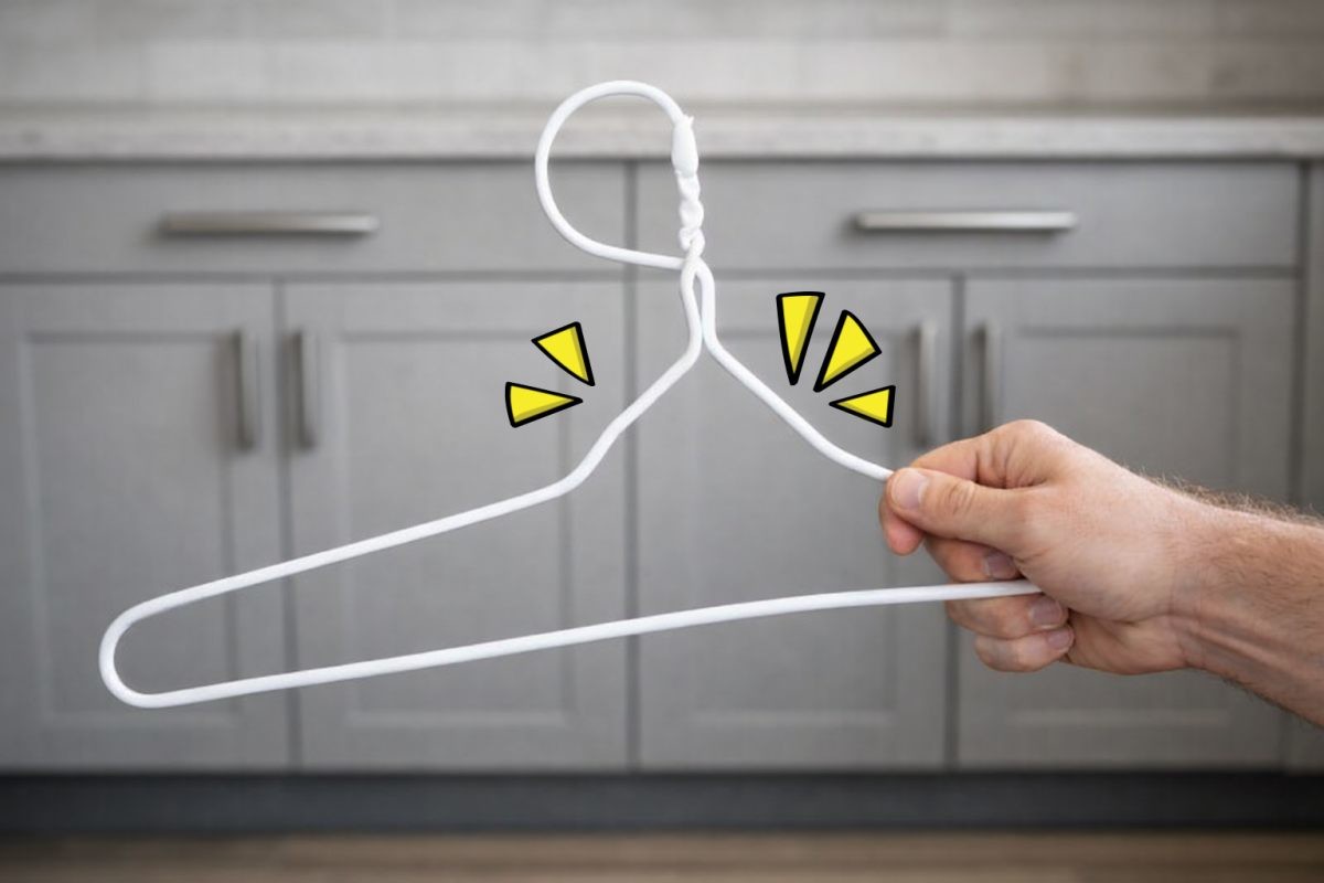 옷걸이 양쪽을 손으로 눌러 구부려 주기. 기사 내용 토대로 AI툴 활용해 제작한 자료사진.