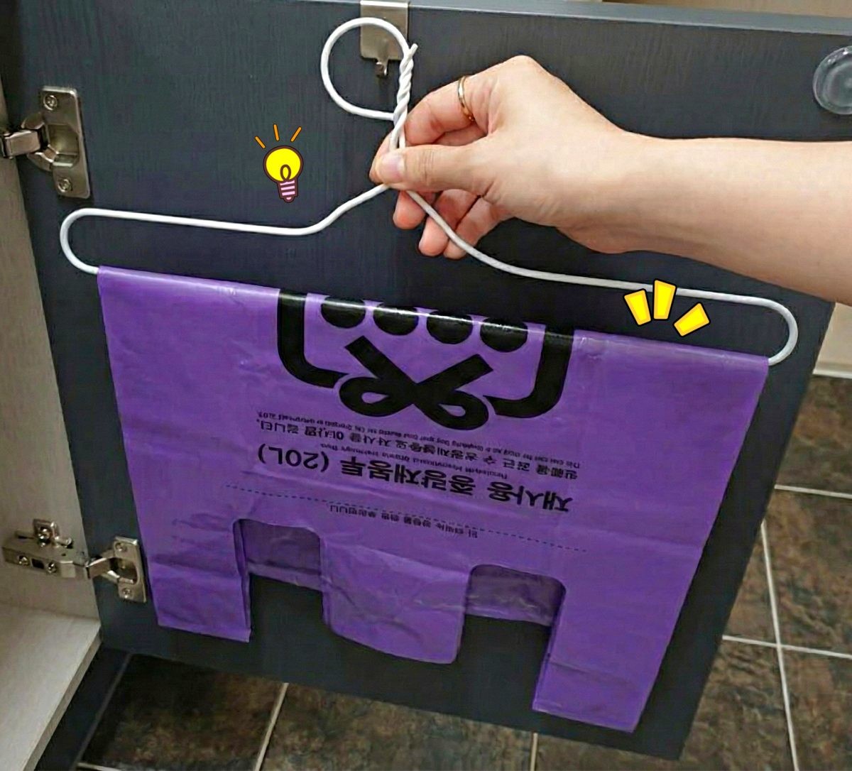 싱크대 하부장 같은 곳에 종량제봉투를 옷걸이를 이용해 보관해 보기. 기사 내용 토대로 AI툴 활용해 제작한 자료사진.