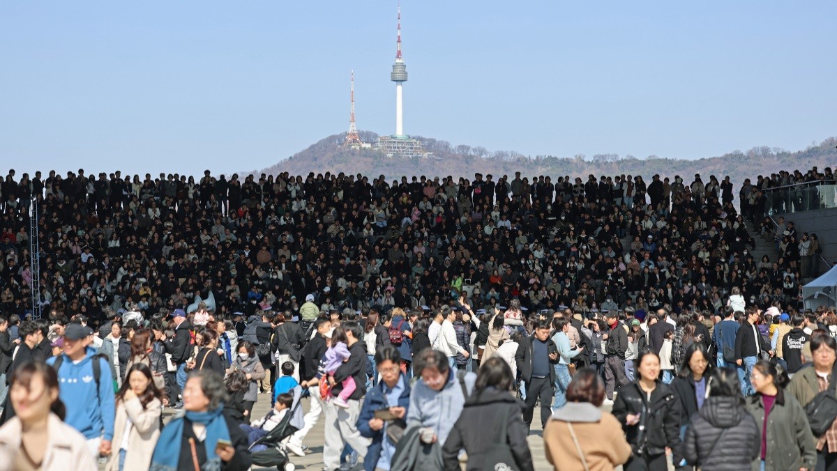 지난달 28일 오후 서울 용산구 국립중앙박물관을 찾은 시민들이 ‘충무공 이순신의 후예’ 대한민국 해군 의장대·군악대의 특별 공연을 관람하고있다.  / 뉴스1
