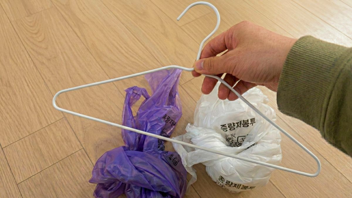 '종량제봉투에 옷걸이를?!' 기사 내용 토대로 AI툴 활용해 제작한 자료사진.