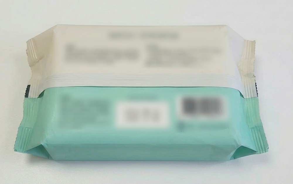 기사를 바탕으로 AI가 생성한 자료사진. 물티슈는 뒤집어서 캡이 바닥면과 닿도록 보관하자. 입구 부분으로 공기가 노출되는 틈을 줄이고, 내부에 남아 있는 수분이 아래쪽으로 내려와 가장 먼저 뽑히는 물티슈를 촉촉한 상태로 유지할 수 있다.