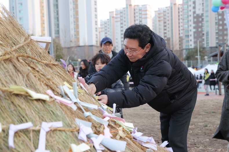 지난 3일 수지구 신봉동에서 열린 '2026 신봉동 정월대보름 달맞이 축제'에서 이상일 시장이 소망을 담은 쪽지를 달집 태우기에 달고 있다. / 용인특례시