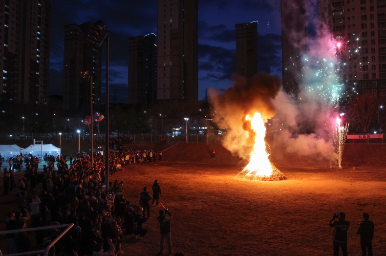 지난 3일 수지구 신봉동에서 열린 '2026 신봉동 정월대보름 달맞이 축제' 모습. / 용인특례시