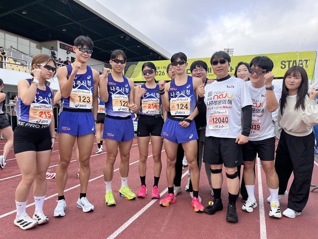 나주시 육상선수단과 체육진흥과 직원들이 ‘2026 제주MBC국제평화마라톤대회’에서 ‘2026 나주방문의 해’를 홍보하고 있다.