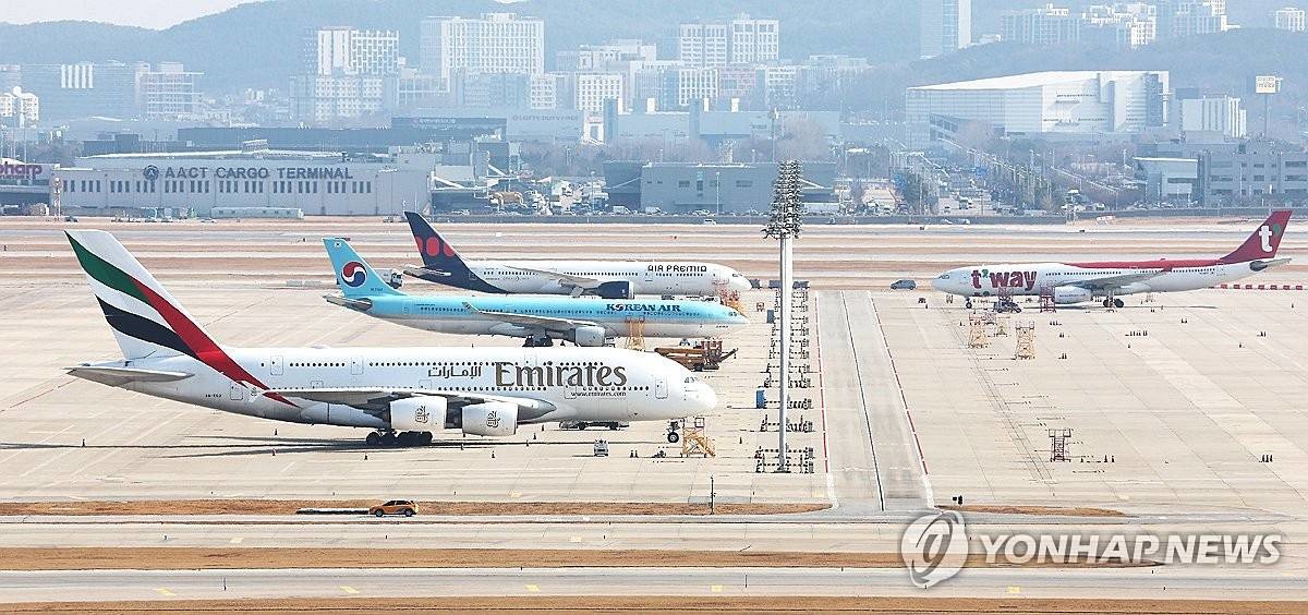 중동 사태로 발 묶인 여객기. 4일 인천국제공항에 에미레이트 항공 A-380 여객기가 계류하고 있다 / 연합뉴스