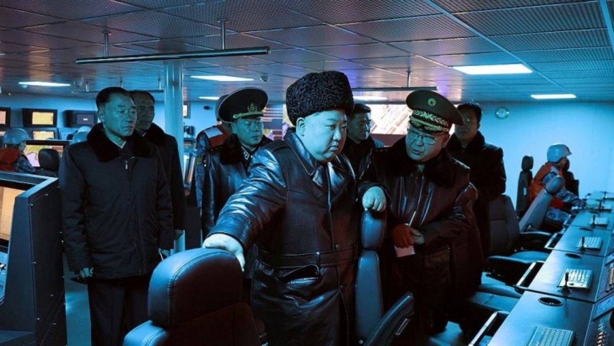 김정은 북한 국무위원장이 지난 3-4일 남포조선소에 있는 구축함 '최현호'에 올라 '해병들의 함운용훈련실태와 함의 성능 및 작전수행능력평가 시험공정을 료해(파악)'했다고 조선중앙통신이 5일 보도했다. / 연합뉴스 / 평양 조선중앙통신=연합뉴스