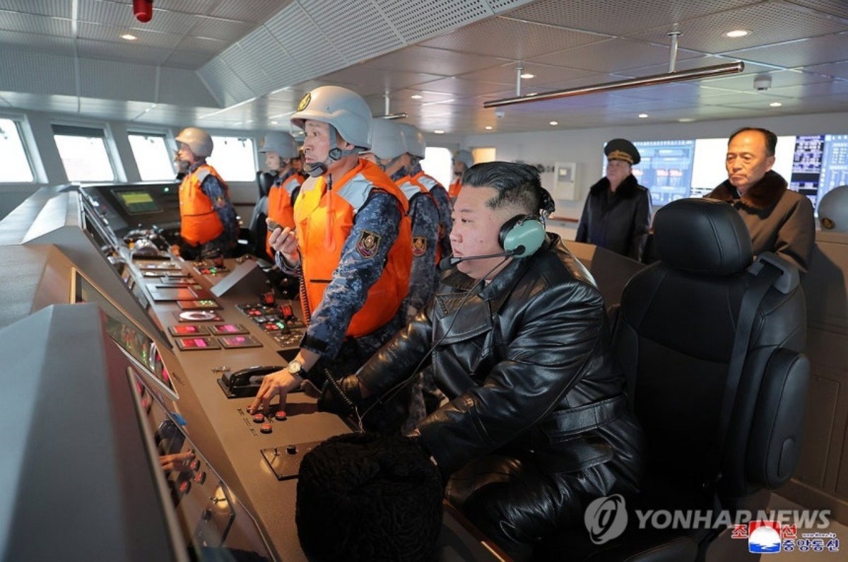 정은 북한 국무위원장이 지난 3-4일 남포조선소에 있는 구축함 '최현호'에 올라 '해병들의 함운용훈련실태와 함의 성능 및 작전수행능력평가 시험공정을 료해(파악)'했다고 조선중앙통신이 5일 보도했다.  / 평양 조선중앙통신=연합뉴스