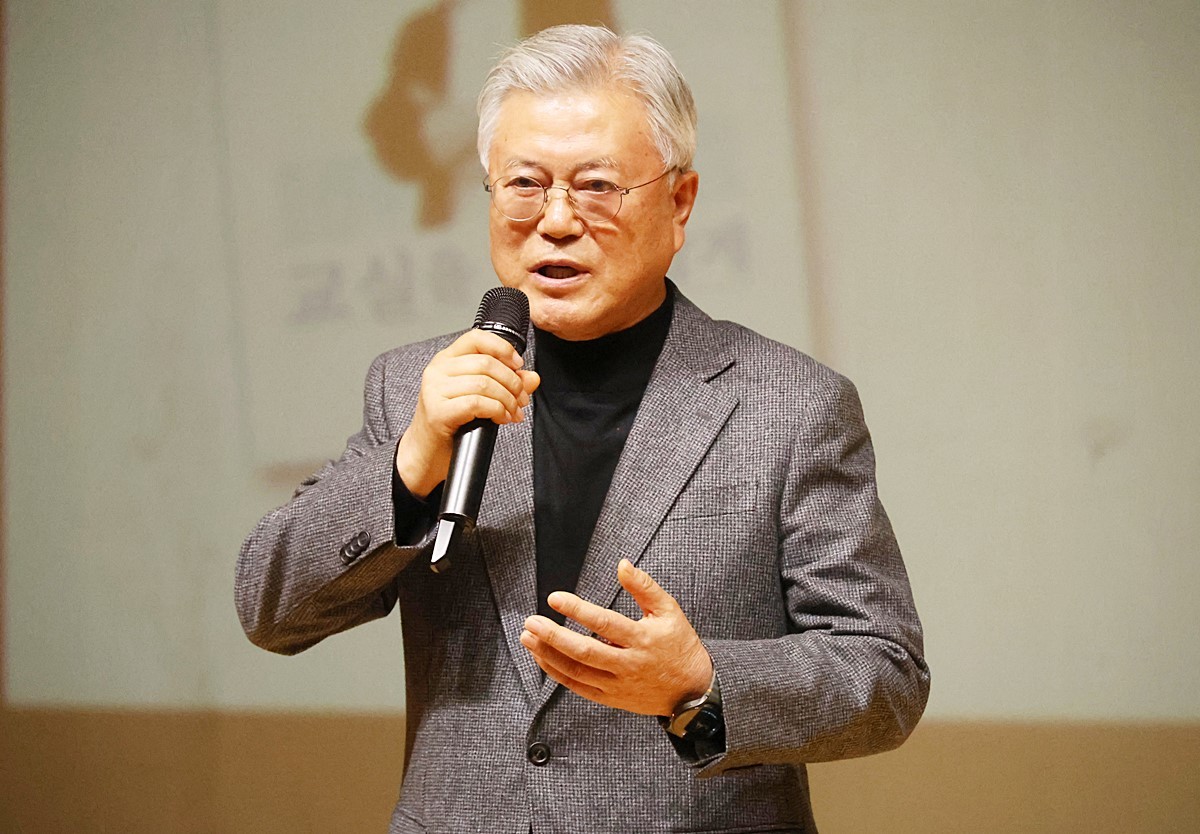 문재인 전 대통령 자료 사진. 문재인 전 대통령이 미국 로스앤젤레스(LA)를 방문하기 위해 5일 출국한다. 문 전 대통령이 퇴임 이후 미국을 찾는 건 이번이 처음이다. 문 전 대통령의 이번 방미는 미국 정책 싱크탱크인 랜드연구소와 태평양세기연구소 초청에 따른 것으로 전해졌다. / 연합뉴스