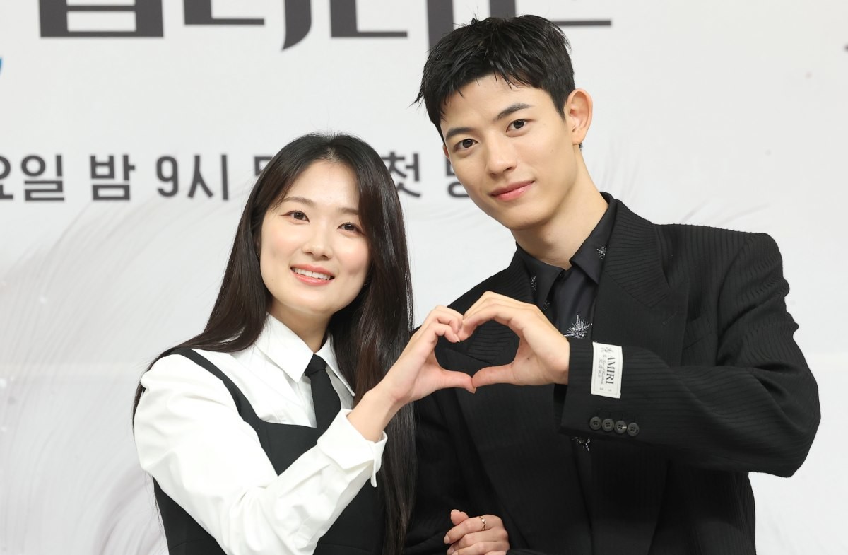 지난 1월 제작발표회 참석한 주인공 김혜윤과 로몬 / 뉴스1