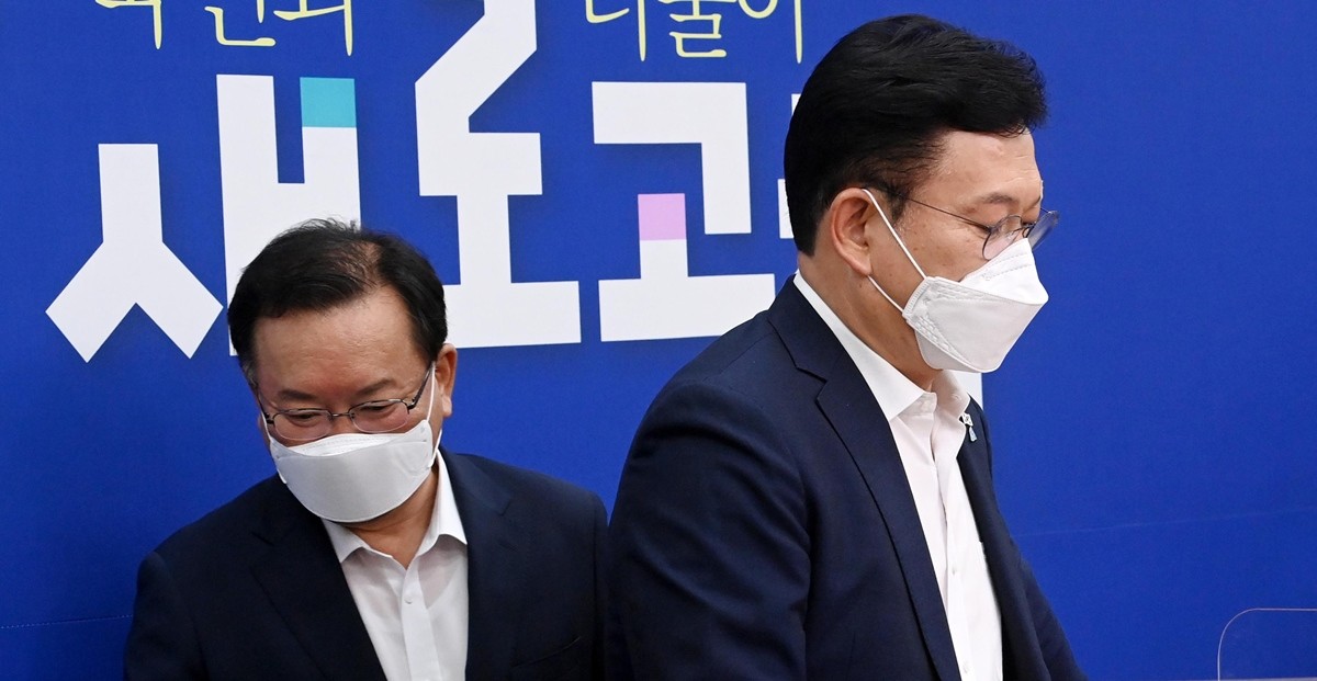 2021년 7월 19일 김부겸 국무총리와 송영길 더불어민주당 대표가 서울 여의도 국회에서 열린 고위당정협의회에 참석하고 있다. / 뉴스1