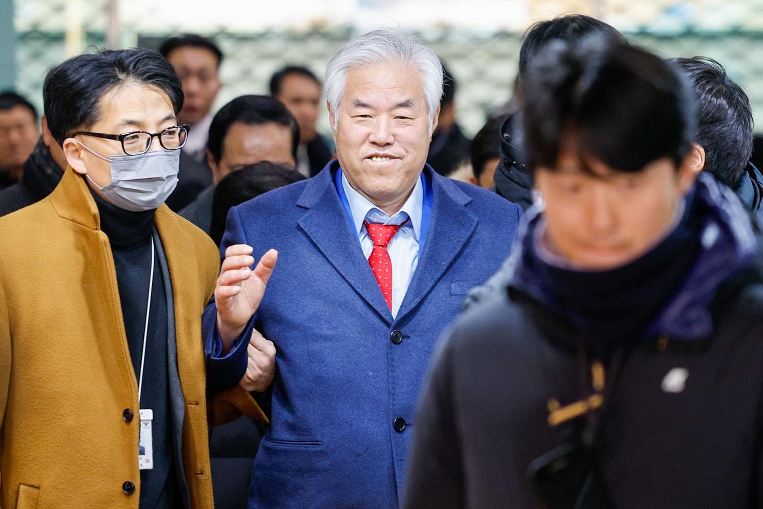 서울서부지법 난동 사태의 배후로 지목돼 구속된 전광훈 사랑제일교회 목사가 1월 15일 서울 마포구 서부지방법원에서 구속적부심사를 마친 후 이동하고 있다. / 뉴스1