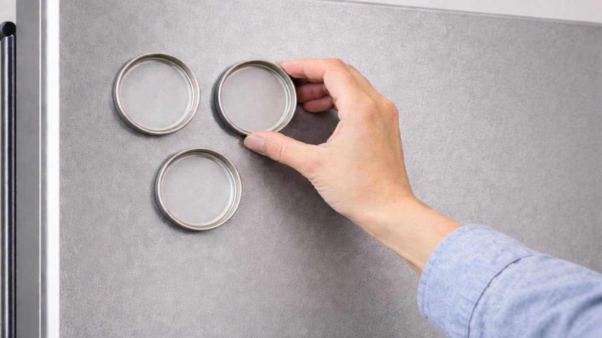 잼뚜껑을 냉장고에 붙이는 모습 / 기사 내용을 바탕으로 제작한 AI 이미지