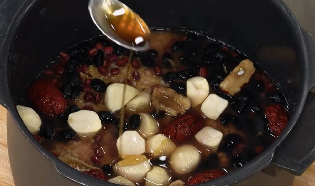 오각밥 취사 전 단계에서 뿌려지는 참기름 1스푼. / MBN  '알토란