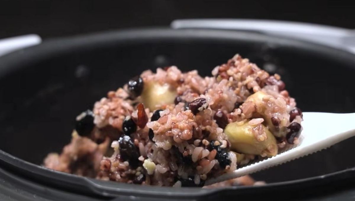 참기름 1스푼 넣어 완성된 윤기 좔좔 오곡밥. / MBN  '알토란