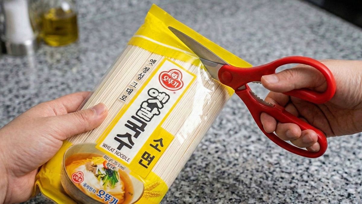 '국수 포장 봉지 자르는 방향, 아직도 이렇게...?' 기사 내용 토대로 AI툴 활용해 제작한 자료사진.