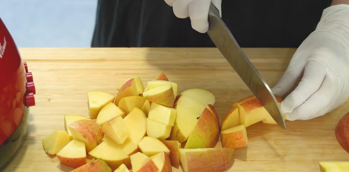 사과를 준비하는 모습 / 유튜브 '함께해요 맛나요리'