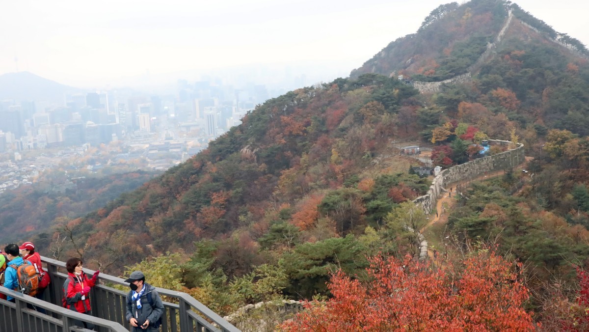 시민들이 서울 종로구 북악산 북측 탐방로 산행을 하고 있다. 기사의 이해를 돕기 위한 사진 / 뉴스1