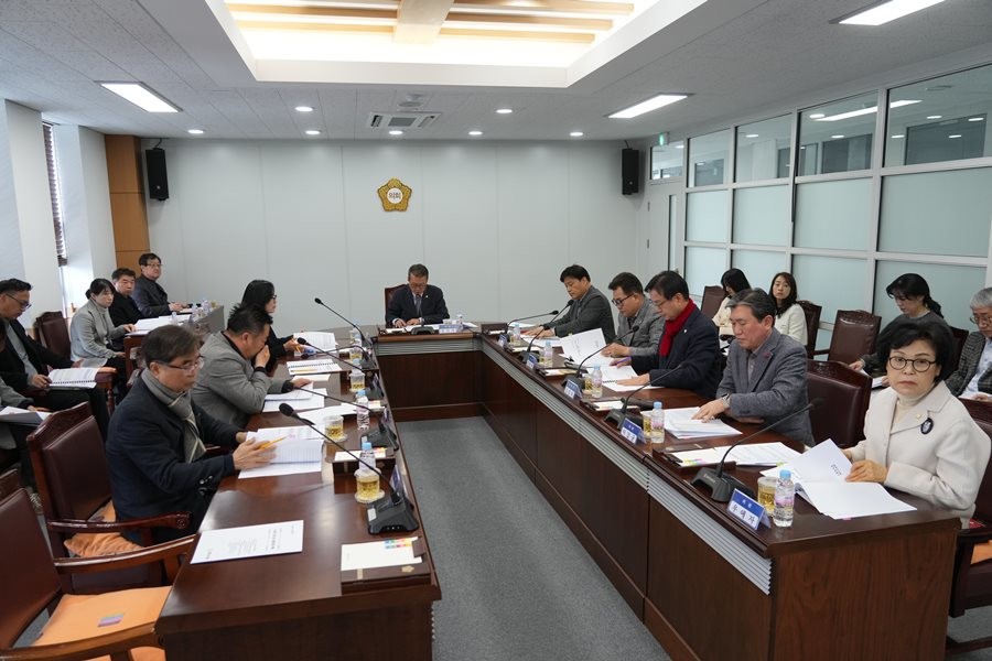 5일 열린 영천시의회 의원 정례간담회에 참여 의원들이 안건을 논의하고 있다.  / 영천시의회 제공