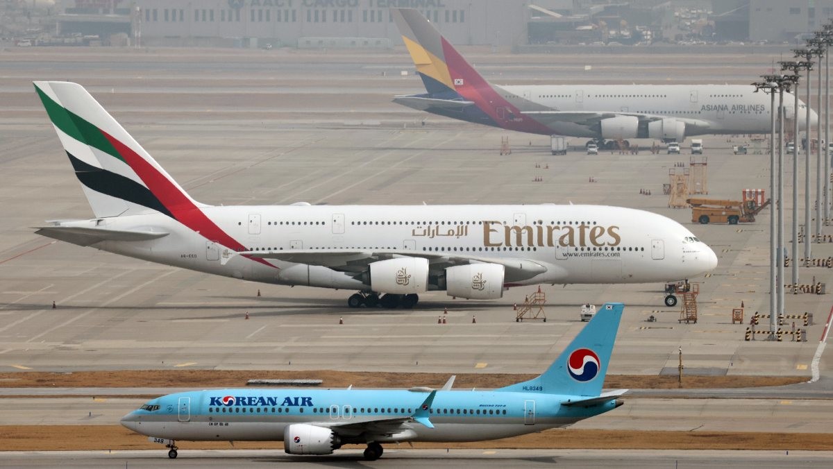 미국과 이스라엘의 이란 공습과 이에 맞선 이란의 보복으로 중동 하늘길이 사실상 마비된 가운데 5일 인천국제공항에 에미레이트 항공 여객기가 계류돼 있는 모습. / 뉴스1