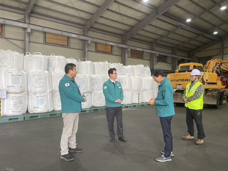 이도형 경산시 부시장과 시 관계자들이 5일 자인면 교촌리에 소재한 도로보수 전진기지를 찾아 현장상황을 점검하고 있다.  / 경산시 제공