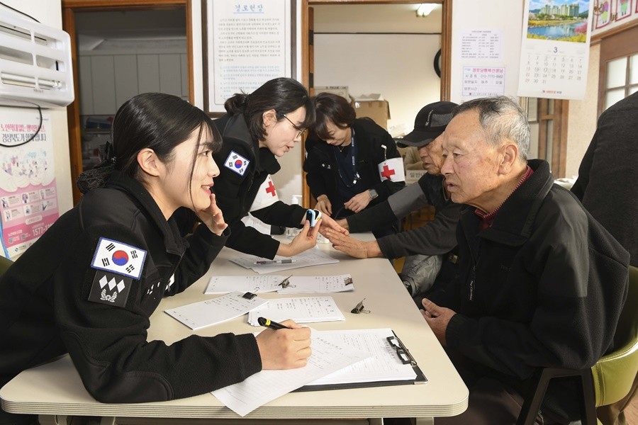 해병대 1사단 의무대대가 지역 의료사각지대 주민들을 찾아 의료봉사를 펼치고 있다. / 부대 제공