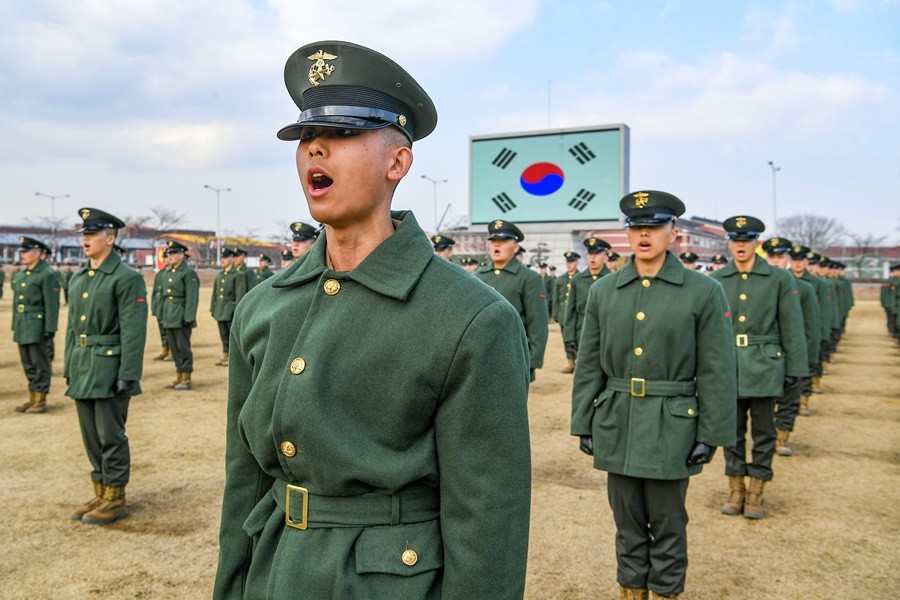 신병 1326기 수료식에서 신병들이 애국가를 부르고 있다.