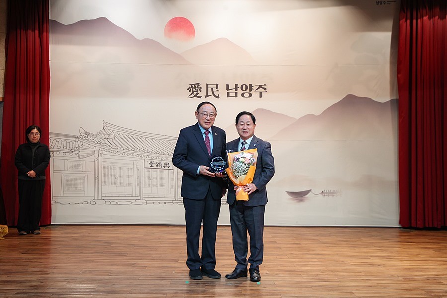 윤해원 대한노인회 남양주시지회장이 주광덕 남양주시장에게 감사패를 전달하고 있다