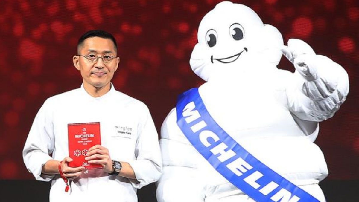 5일 부산 해운대구 시그니엘 부산에서 열린 미쉐린 가이드 서울&부산 2026 행사에서 별 3개를 받은 밍글스의 강민구 셰프가 기념촬영을 하고 있다. / 뉴스1