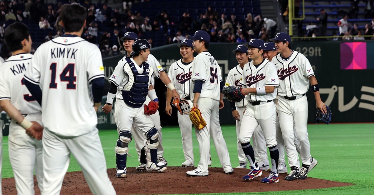 5일 오후 일본 도쿄돔에서 열린 2026 월드베이스볼클래식 C조 1차전 대한민국과 체코의 경기. 체코를 상대로 11대 4 승리를 거둔 대한민국 선수들이 기쁨을 나누고 있다. / 뉴스1