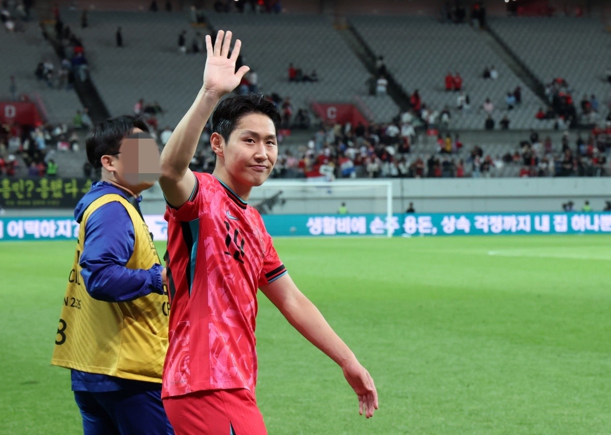 작년 10월 14일 서울 마포구 서울월드컵경기장에서 열린 한국과 파라과이 축구 대표팀의 친선경기에서 2-0으로 승리한 한국 이강인이 관중을 향해 인사하고 있다. / 연합뉴스