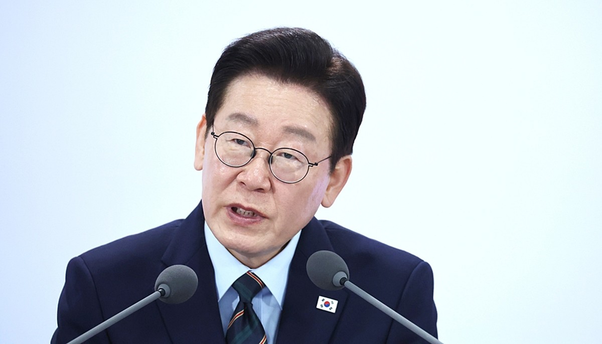 이재명 대통령 자료 사진. 이재명 대통령이 일부 정유업계의 기름값 담합 가능성을 겨냥해 '담합 가격조작은 대국민 중대범죄'라며 '그 대가가 얼마나 큰지 곧 알게 될 것'이라고 경고했다. 이 대통령은 7일 자신의 엑스(옛 트위터) 계정에 전날(6일) 국무회의에서 유류 최고가 지정제를 지시하면서 정유업계에 긴장감이 번지고 있다는 취지의 기사를 링크하며 이렇게 강조했다. / 뉴스1