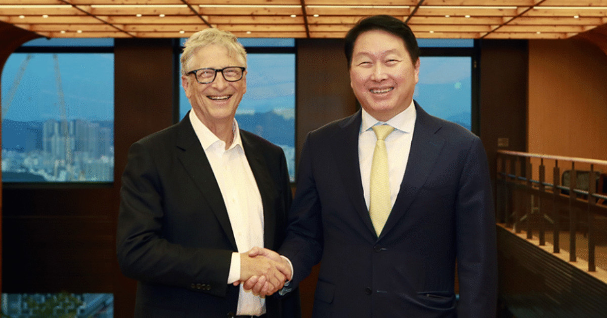 최태원 SK 회장(사진 오른쪽)과 빌 게이츠 테라파워 창업자 겸 이사회 의장이 지난해 8월 서울 종로구 SK서린빌딩에서 만나 악수를 하고 있다. / SK 이노베이션
