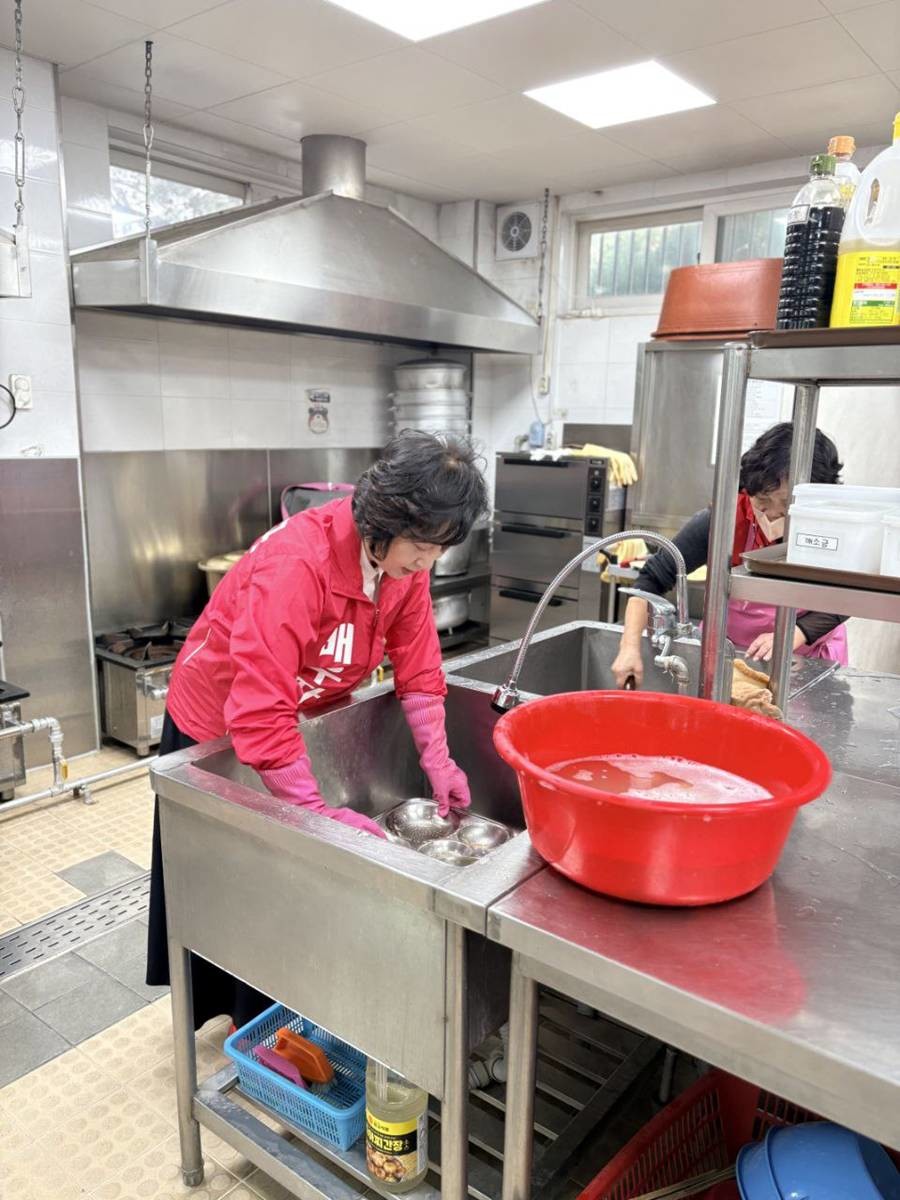 이강덕 국민의힘 경북도지사 예비후보의 배우자 최혜련 씨 봉사 모습