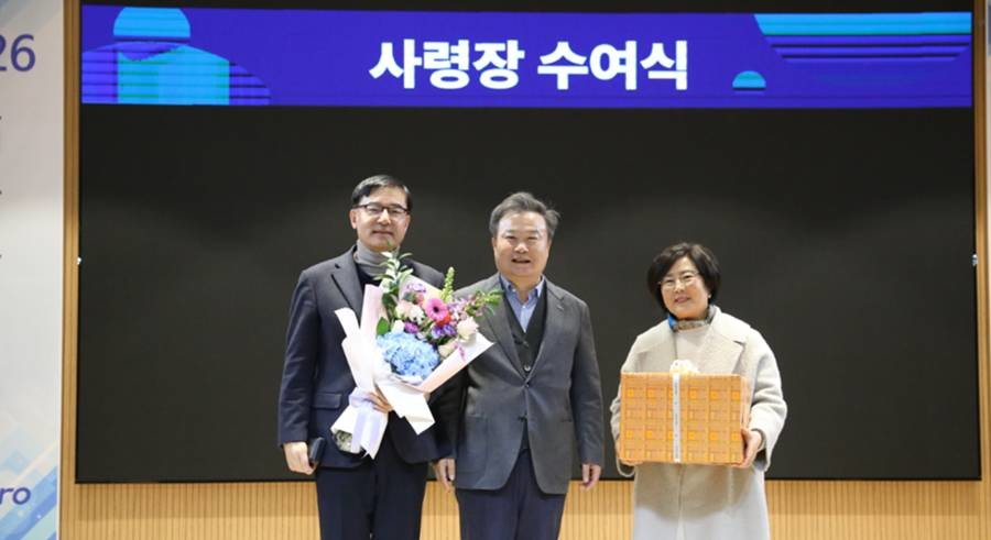 박석회 에코프로씨엔지 대표(왼쪽)와 부인 강정숙 씨(오른쪽)가 올 1월 에코프로 시무식에서 열린 승진 임명장 수여식에서 이동채 에코프로 창업주와 기념사진을 촬영하고 있다/에코프로