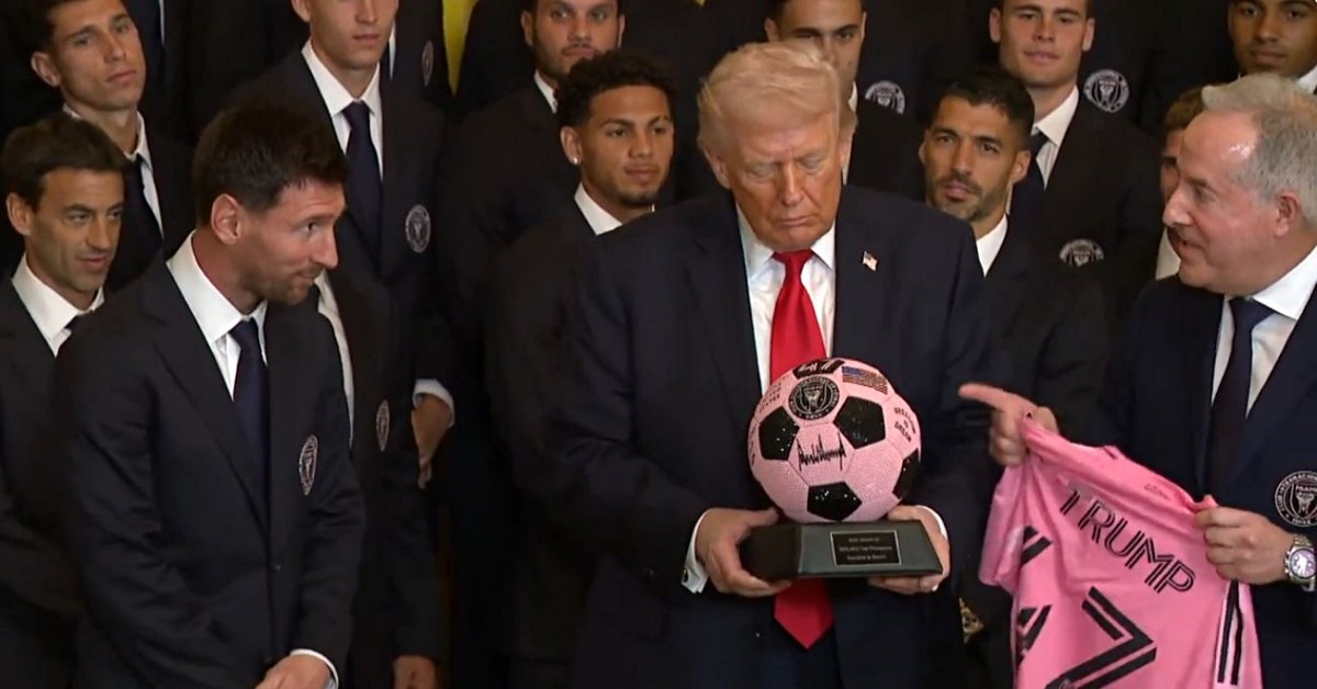 도널드 트럼프 미국 대통령이 지난 5일(현지 시각) '축구의 신' 리오넬 메시를 백악관으로 불러들였다.  / 유튜브 'Associated Press'