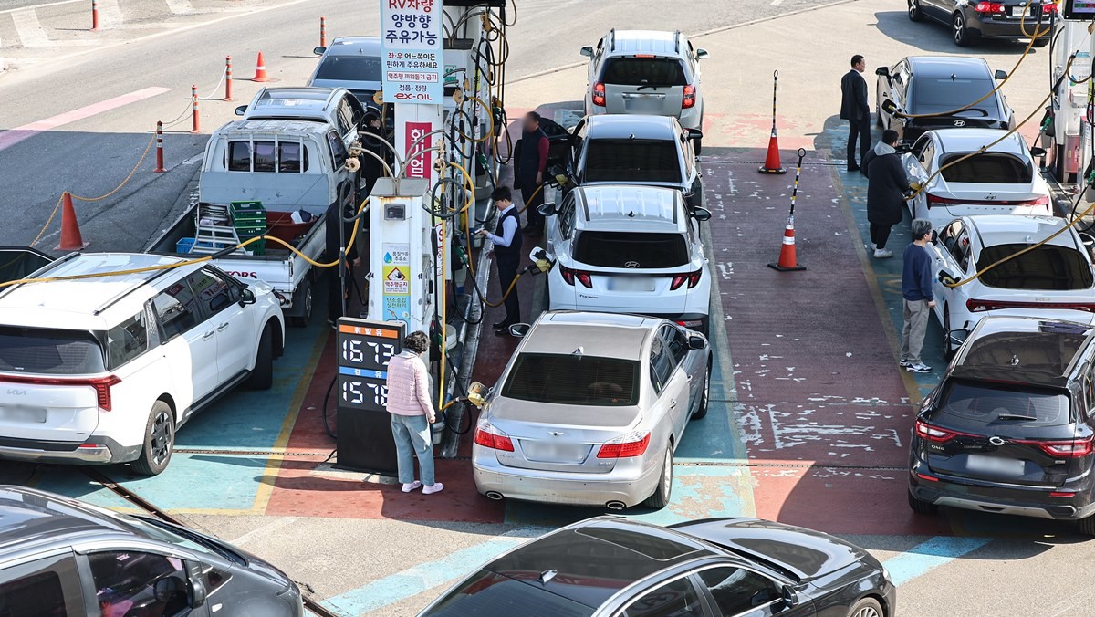 들썩이는 국제 유가에 주유소로 몰린 시민들 / 뉴스1