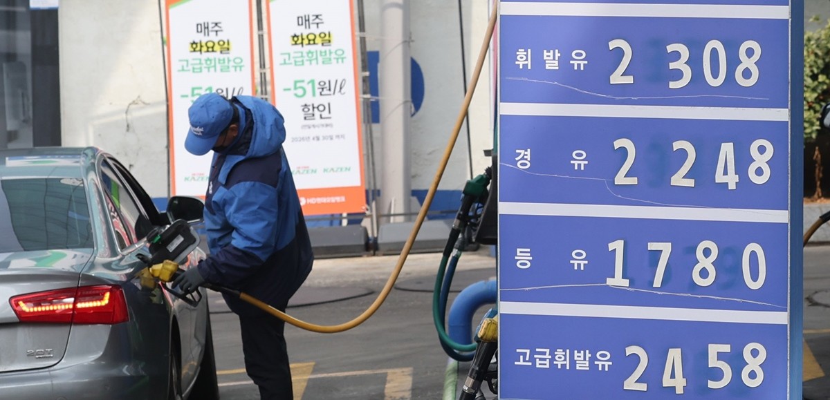 지난 5일 서울의 한 주유소에 유류 가격이 표시돼 있는 모습 / 뉴스1