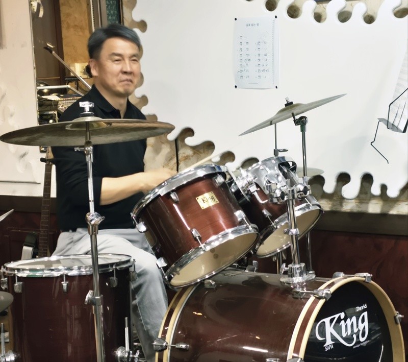 드럼 연주는 삶의 희망과 긍정적 마인드를 가진다는 유효종 대표 / 박병준 기자