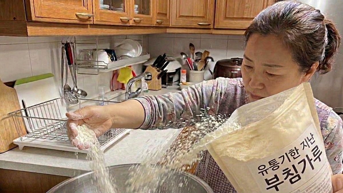 '유통기한 지난 부침가루를 여기에?!' 기사 내용 토대로 AI툴 활용해 제작한 자료사진.