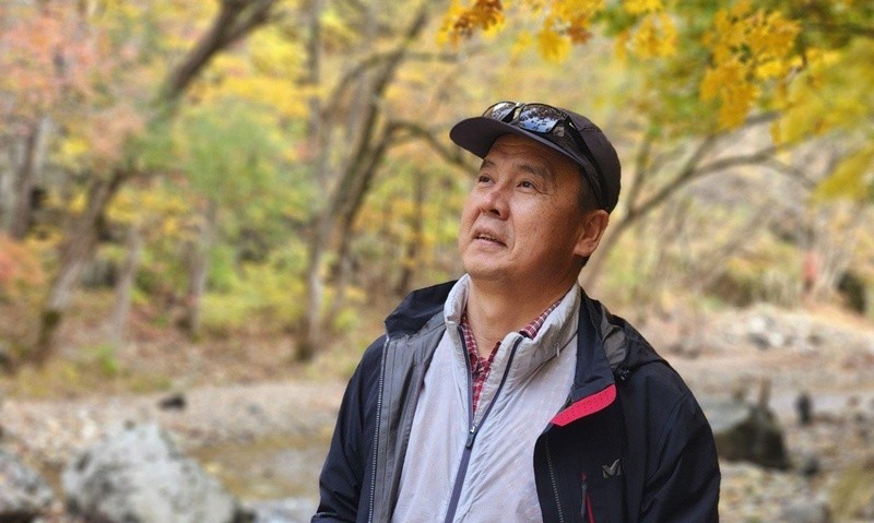 산책하며  포기하지 않는 삶의 용기를 전하고 있는 유효종 대표 / 박병준 기자