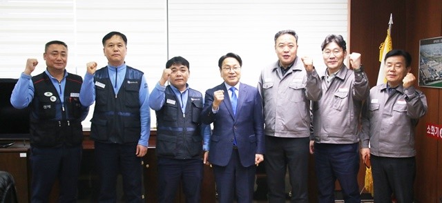 황호길 금호타이어 안전생산혁신본부장과 강기정 광주시장, 노동조합 간부 등이 6일 금호타이어 곡성공장에서 간담회 후 기념촬영을 하고 있다