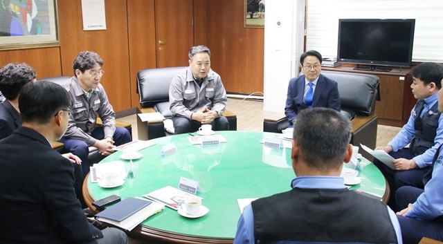 황호길 금호타이어 안전생산혁신본부장과 강기정 광주시장, 노동조합 간부 등이 6일 금호타이어 곡성공장에서 간담회를 진행하고 있다.